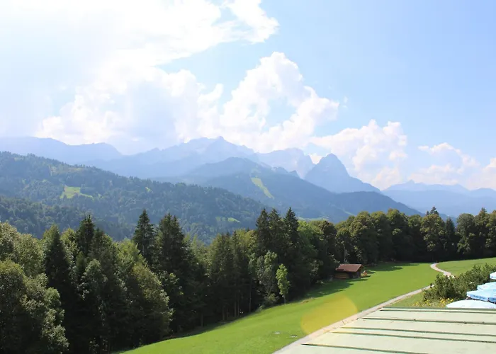 Pfeiffer Alm am Sonnenhang mit Blick auf die Zugspitze Garmisch-Partenkirchen